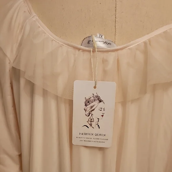 Elegant White Women's Nightgown/ Lounge Wear - Picture 6 of 10